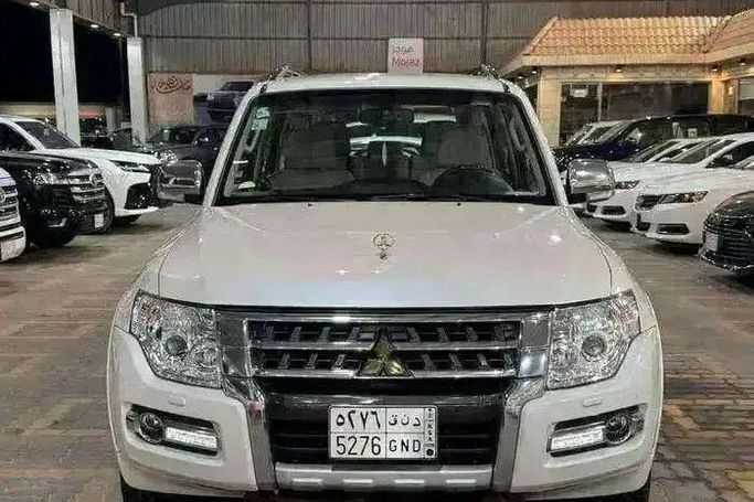Used Mitsubishi Pajero IV Facelift 2, 3.5 l, 2020 in Saudi Arabia, Dammam by معرض الخشيبان للسيارات, Silver color. GCC Specs | AUTO.AE | Listing #260245