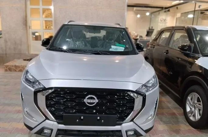 Новый Nissan Magnite I Рестайлинг, 1.0 л, 2025 в Саудовская Аравия, Даммам от معرض مركبة العز Серебристый цвет.  | AUTO.AE | Объявление #295884 — фото 2 из 6