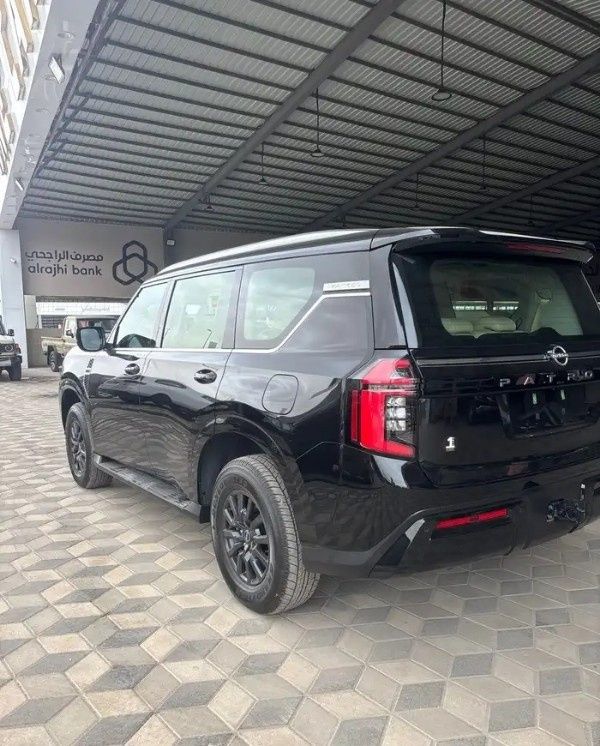 جديدة Nissan Patrol سابعاً (Y63)، 3.8 لتر، 2026 في المملكة العربية السعودية، الدمام من معرض ون كارز للسيارات One Cars، اللون أسود.  | AUTO.AE | إعلان #295232 — صورة 4 من 11