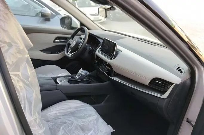 جديدة Nissan X-Trail رابعاً، 2.5 لتر، 2026 في المملكة العربية السعودية، الدمام من معرض مركبة العز، اللون فضي.  | AUTO.AE | إعلان #295915 — صورة 8 من 11