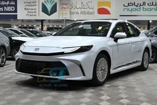Новый Toyota Camry IX (XV80), 2.5 л, 2025 в Саудовская Аравия, Даммам от معرض مجموعة الفجر الجديد للسيارات Белый цвет.  | AUTO.AE | Объявление #258660