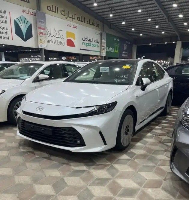 Новый Toyota Camry IX (XV80), 2.5 л, 2025 в Саудовская Аравия, Даммам от معرض مجموعة الفجر الجديد للسيارات Белый цвет.  | AUTO.AE | Объявление #258956