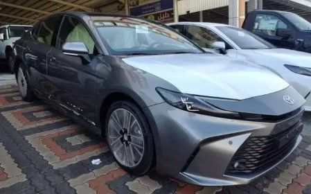 جديدة Toyota Camry التاسع (XV80), 2.5 l, 2026 في في المملكة العربية السعودية, الدمام من معرض دليل المملكة للسيارات dalil almamlakah، اللون رمادي. مواصفات الخليج | AUTO.AE | إعلان #259286