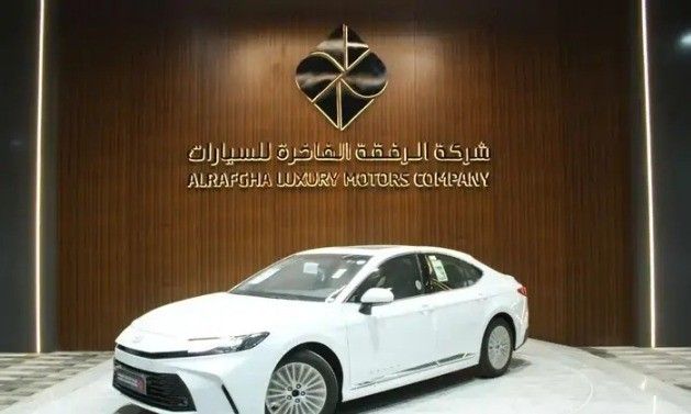 جديدة Toyota Camry التاسع (XV80), 2.5 l, 2025 في في المملكة العربية السعودية, الدمام من الرفقة الفاخرة للسيارات، اللون أبيض.  | AUTO.AE | إعلان #262994