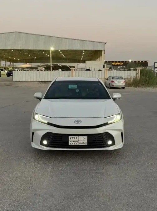 Подержанный Toyota Camry IX (XV80), 2.5 л, 2025 в Саудовская Аравия, Даммам от معرض سطام الزعبي للسيارات Белый цвет.  | AUTO.AE | Объявление #263301