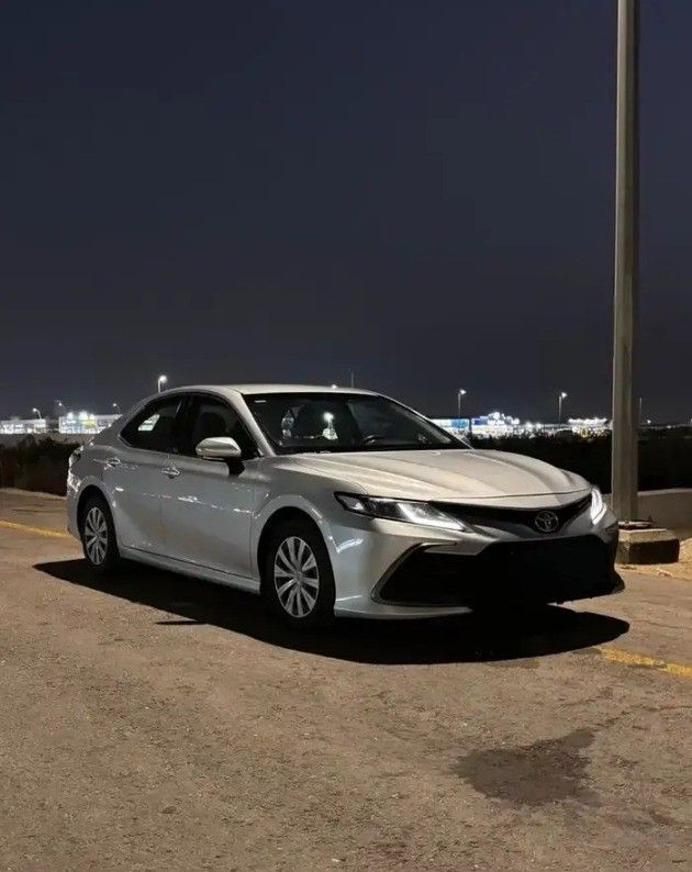 مستعملة Toyota Camry عملية فيس ليفت VIII (XV70), 2.5 l, 2022 في في المملكة العربية السعودية, الدمام من معرض سطام الزعبي للسيارات، اللون رمادي.  | AUTO.AE | إعلان #263368