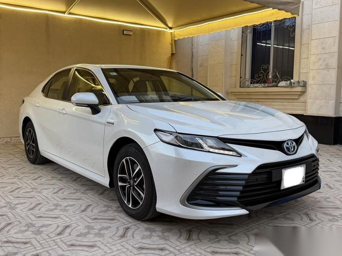 Used Toyota Camry VIII (XV70) Facelift, 2.5 l, 2023 in Saudi Arabia, Dammam by معرض فخر الشرق للسيارات, White color.  | AUTO.AE | Listing #263850