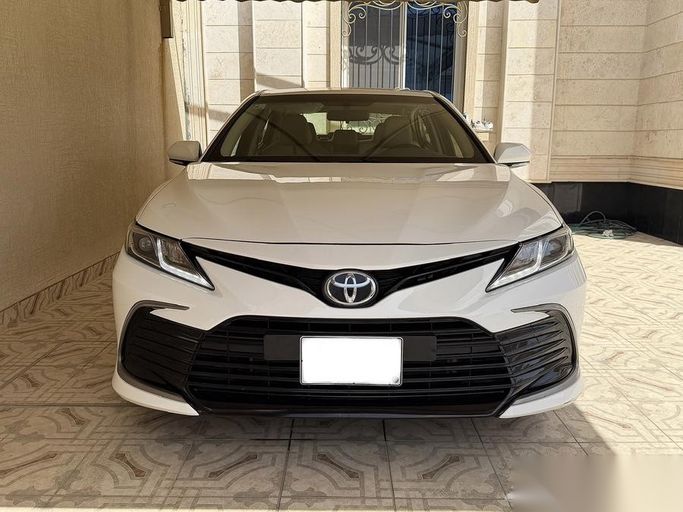 Used Toyota Camry VIII (XV70) Facelift, 2.5 l, 2023 in Saudi Arabia, Dammam by معرض فخر الشرق للسيارات, White color.  | AUTO.AE | Listing #263852