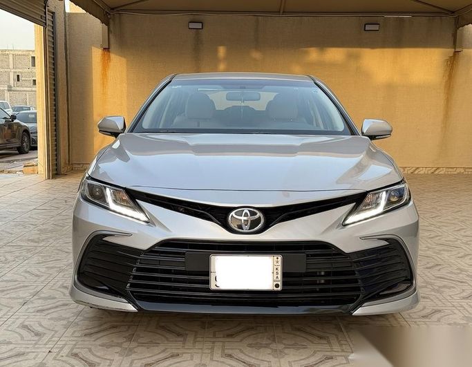 Used Toyota Camry VIII (XV70) Facelift, 2.5 l, 2023 in Saudi Arabia, Dammam by معرض فخر الشرق للسيارات, Silver color.  | AUTO.AE | Listing #263853