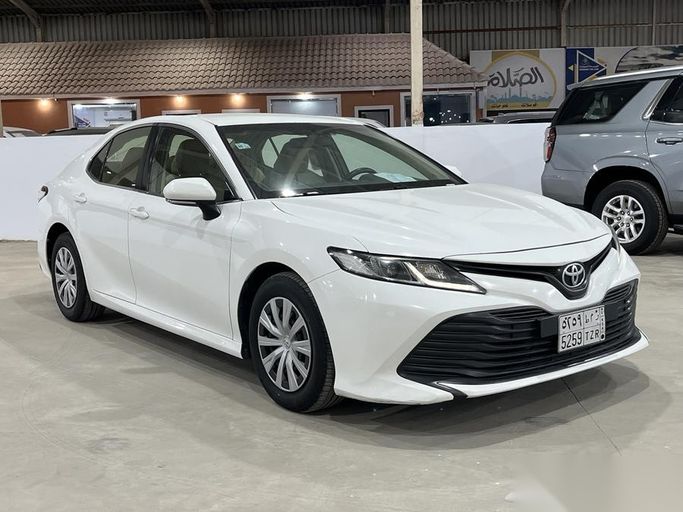 Подержанный Toyota Camry VIII (XV70), 2.5 л, 2019 в Саудовская Аравия, Даммам от معرض فخر الشرق للسيارات Белый цвет.  | AUTO.AE | Объявление #263854