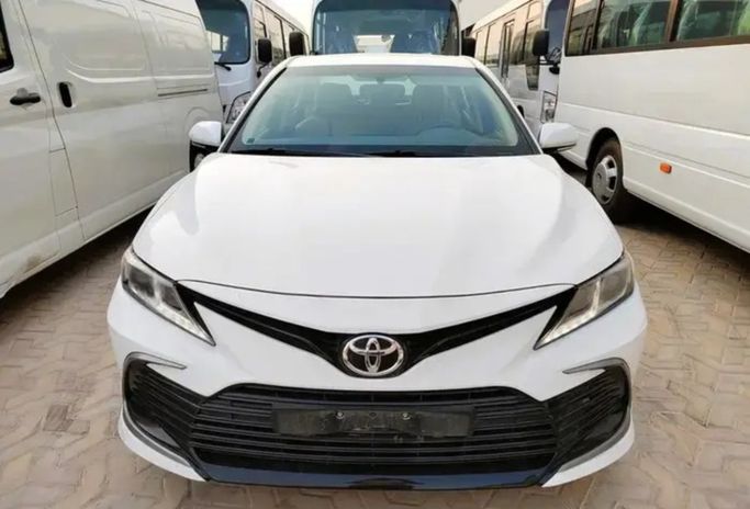 New Toyota Camry VIII (XV70) Facelift, 2.5 l, 2022 in Saudi Arabia, Dammam by معرض أبو سيف الشهري للسيارات, White color.  | AUTO.AE | Listing #264915