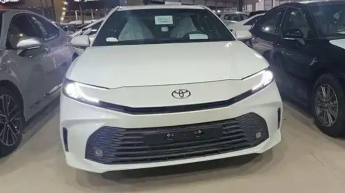 مستعملة Toyota Camry التاسع (XV80), 2.5 l, 2025 في في المملكة العربية السعودية, الدمام من معرض أبو سيف الشهري للسيارات، اللون أبيض.  | AUTO.AE | إعلان #264952