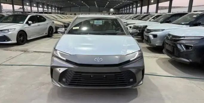 جديدة Toyota Camry التاسع (XV80), 2.5 l, 2025 في في المملكة العربية السعودية, الدمام من معرض أبو سيف الشهري للسيارات، اللون فضي.  | AUTO.AE | إعلان #265023
