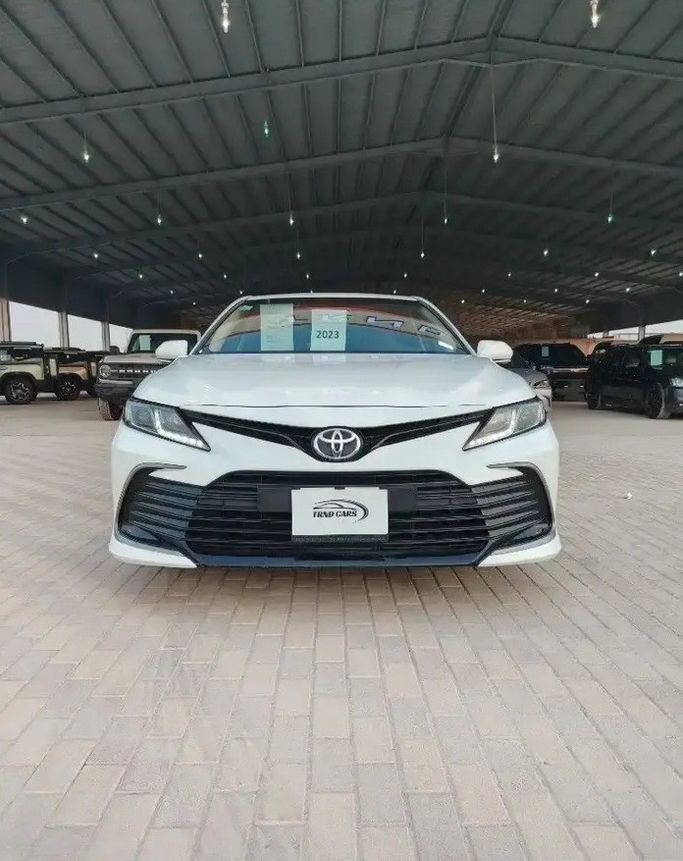 مستعملة Toyota Camry عملية فيس ليفت VIII (XV70), 2.5 l, 2023 في في المملكة العربية السعودية, الدمام من معرض ترند كارز للسيارات، اللون أبيض. مواصفات الخليج | AUTO.AE | إعلان #275820