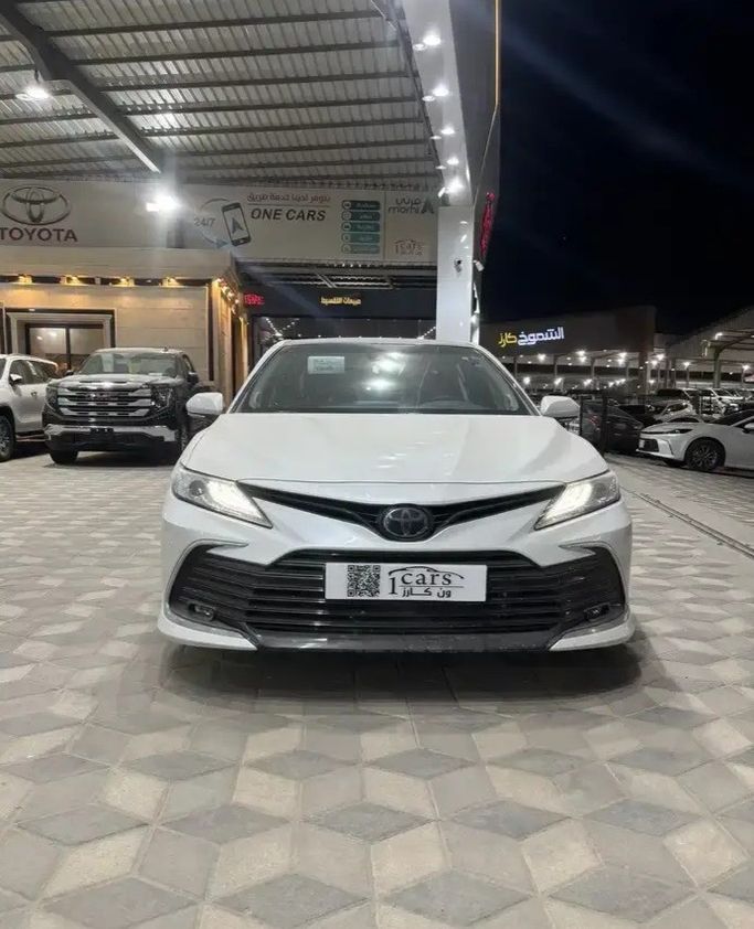 جديدة Toyota Camry عملية فيس ليفت VIII (XV70), 3.5 l, 2024 في في المملكة العربية السعودية, الدمام من معرض ون كارز للسيارات One Cars، اللون أبيض. مواصفات الخليج | AUTO.AE | إعلان #276791