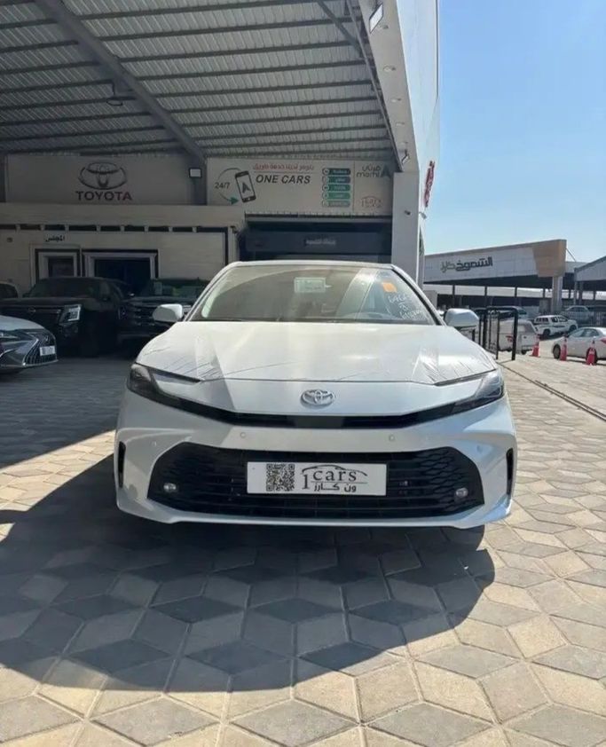 Новый Toyota Camry IX (XV80), 2.5 л, 2026 в Саудовская Аравия, Даммам от معرض ون كارز للسيارات One Cars Белый цвет. GCC | AUTO.AE | Объявление #276902