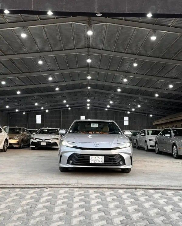 مستعملة Toyota Camry التاسع (XV80), 2.5 l, 2025 في في المملكة العربية السعودية, الدمام من معرض سطام الزعبي للسيارات، اللون فضي.  | AUTO.AE | إعلان #277961