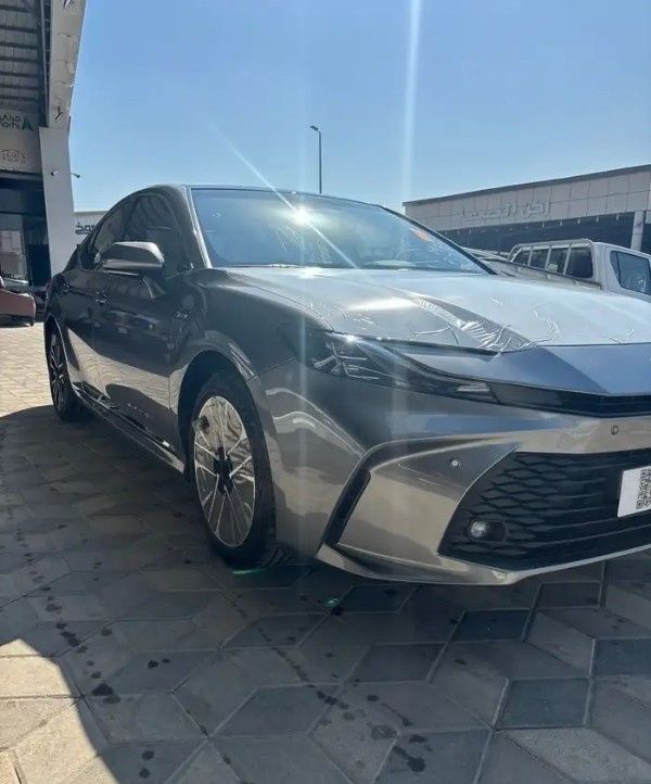 جديدة Toyota Camry التاسع (XV80)، 2.5 لتر، 2025 في المملكة العربية السعودية، الدمام من معرض ون كارز للسيارات One Cars، اللون فضي.  | AUTO.AE | إعلان #295270