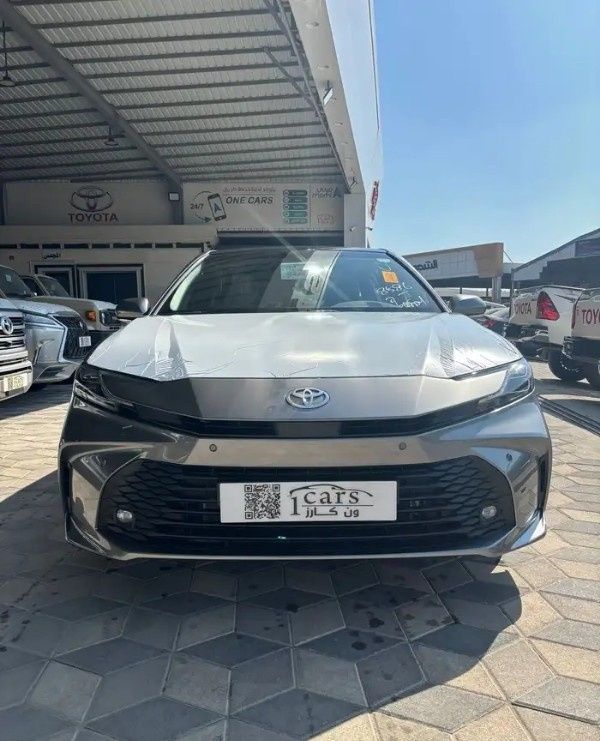 جديدة Toyota Camry التاسع (XV80)، 2.5 لتر، 2025 في المملكة العربية السعودية، الدمام من معرض ون كارز للسيارات One Cars، اللون فضي.  | AUTO.AE | إعلان #295270 — صورة 2 من 15