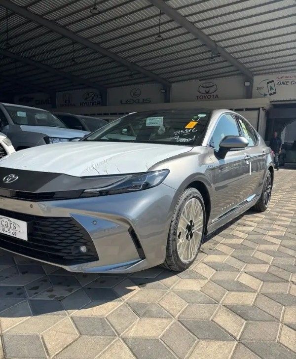 جديدة Toyota Camry التاسع (XV80)، 2.5 لتر، 2025 في المملكة العربية السعودية، الدمام من معرض ون كارز للسيارات One Cars، اللون فضي.  | AUTO.AE | إعلان #295270 — صورة 3 من 15