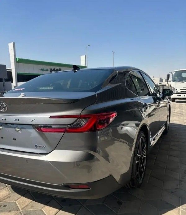 جديدة Toyota Camry التاسع (XV80)، 2.5 لتر، 2025 في المملكة العربية السعودية، الدمام من معرض ون كارز للسيارات One Cars، اللون فضي.  | AUTO.AE | إعلان #295270 — صورة 4 من 15