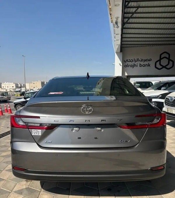 جديدة Toyota Camry التاسع (XV80)، 2.5 لتر، 2025 في المملكة العربية السعودية، الدمام من معرض ون كارز للسيارات One Cars، اللون فضي.  | AUTO.AE | إعلان #295270 — صورة 5 من 15