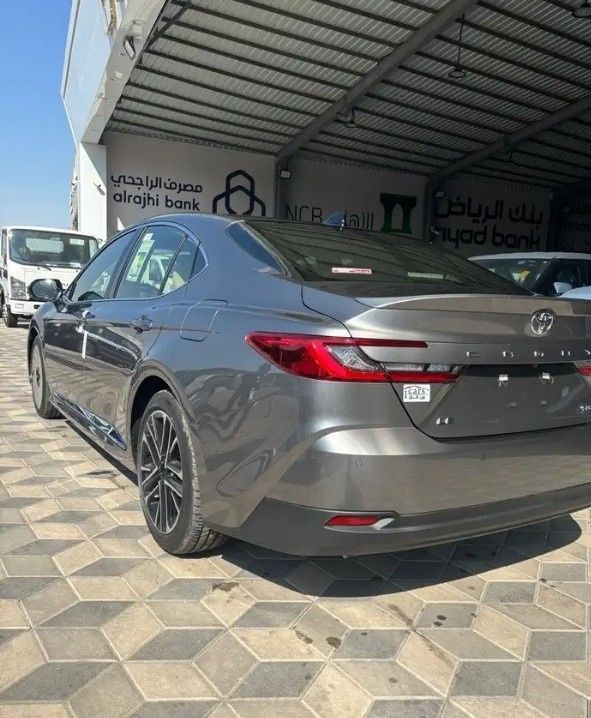 جديدة Toyota Camry التاسع (XV80)، 2.5 لتر، 2025 في المملكة العربية السعودية، الدمام من معرض ون كارز للسيارات One Cars، اللون فضي.  | AUTO.AE | إعلان #295270 — صورة 6 من 15