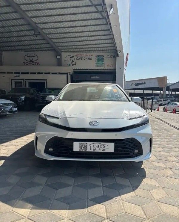 جديدة ⁦Toyota Camry التاسع (XV80)، 2.5 l، 2026⁩ في في المملكة العربية السعودية, الدمام من معرض ون كارز للسيارات One Cars، اللون أبيض.  | AUTO.AE | إعلان #295272