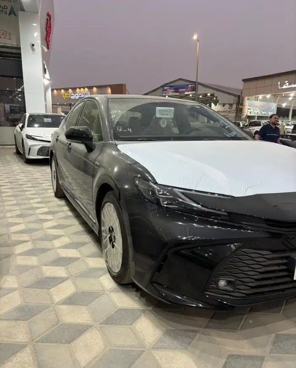 جديدة Toyota Camry التاسع (XV80)، 2.5 لتر، 2025 في المملكة العربية السعودية، الدمام من معرض ون كارز للسيارات One Cars، اللون أسود.  | AUTO.AE | إعلان #295273