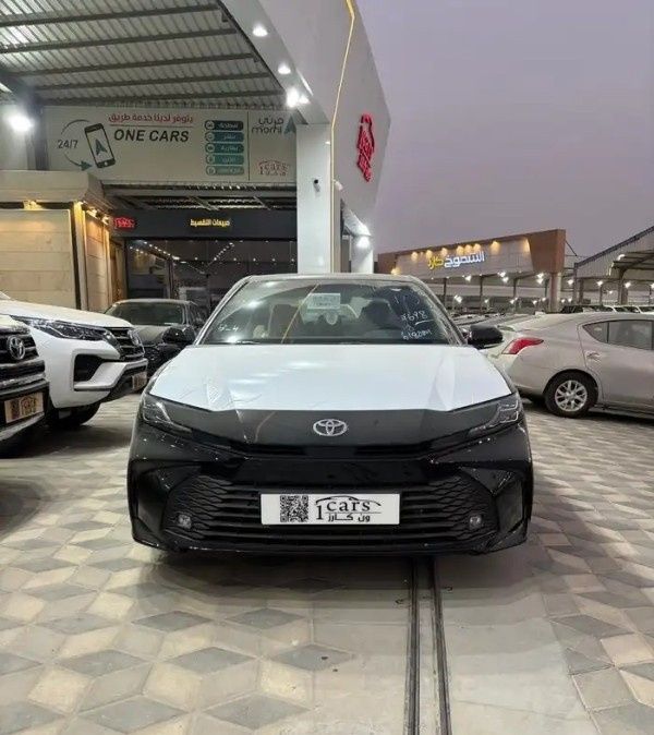 جديدة Toyota Camry التاسع (XV80)، 2.5 لتر، 2025 في المملكة العربية السعودية، الدمام من معرض ون كارز للسيارات One Cars، اللون أسود.  | AUTO.AE | إعلان #295273 — صورة 2 من 10