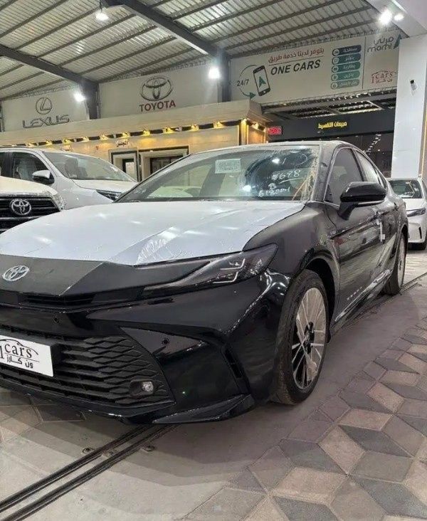 جديدة Toyota Camry التاسع (XV80)، 2.5 لتر، 2025 في المملكة العربية السعودية، الدمام من معرض ون كارز للسيارات One Cars، اللون أسود.  | AUTO.AE | إعلان #295273 — صورة 3 من 10