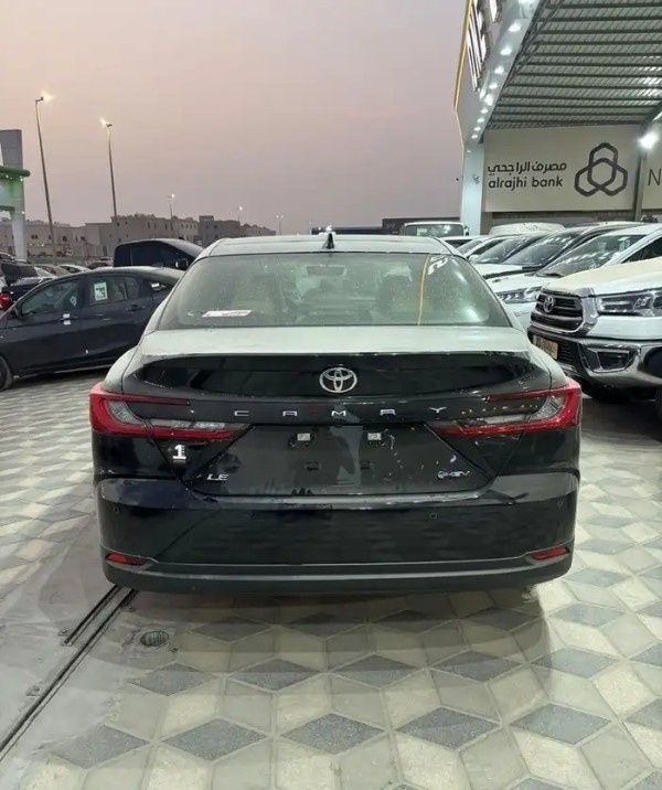 جديدة Toyota Camry التاسع (XV80)، 2.5 لتر، 2025 في المملكة العربية السعودية، الدمام من معرض ون كارز للسيارات One Cars، اللون أسود.  | AUTO.AE | إعلان #295273 — صورة 4 من 10