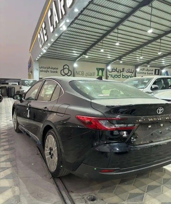 جديدة Toyota Camry التاسع (XV80)، 2.5 لتر، 2025 في المملكة العربية السعودية، الدمام من معرض ون كارز للسيارات One Cars، اللون أسود.  | AUTO.AE | إعلان #295273 — صورة 5 من 10