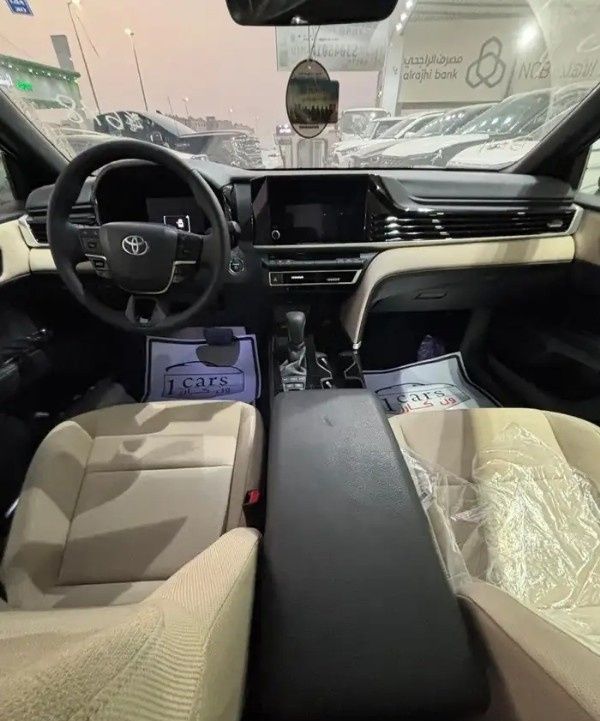 جديدة Toyota Camry التاسع (XV80)، 2.5 لتر، 2025 في المملكة العربية السعودية، الدمام من معرض ون كارز للسيارات One Cars، اللون أسود.  | AUTO.AE | إعلان #295273 — صورة 8 من 10