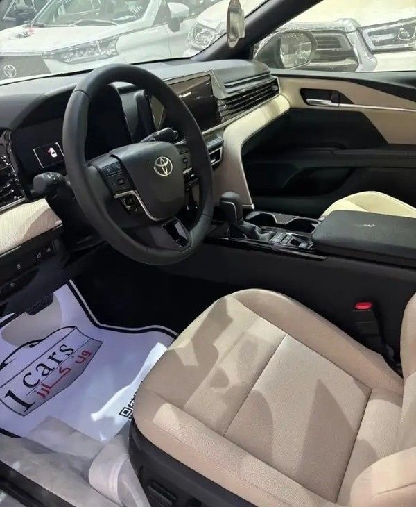 جديدة Toyota Camry التاسع (XV80)، 2.5 لتر، 2025 في المملكة العربية السعودية، الدمام من معرض ون كارز للسيارات One Cars، اللون أسود.  | AUTO.AE | إعلان #295273 — صورة 9 من 10