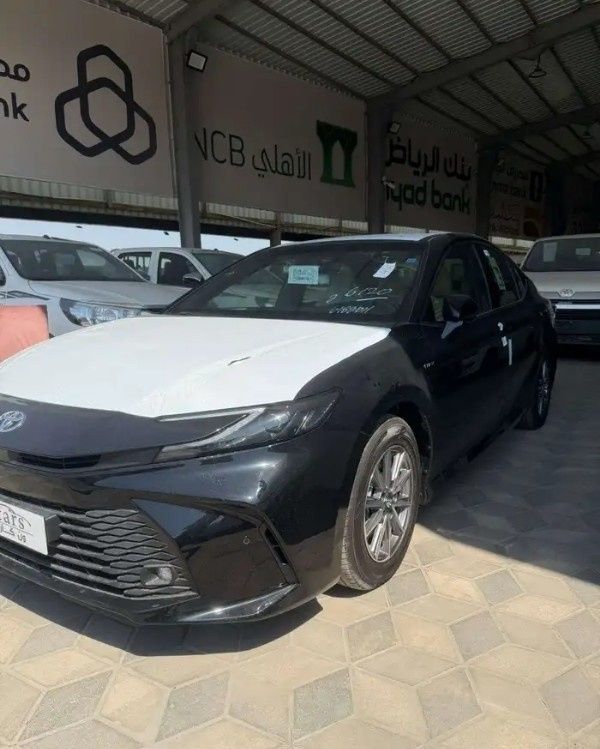 جديدة Toyota Camry التاسع (XV80)، 2.5 لتر، 2025 في المملكة العربية السعودية، الدمام من معرض ون كارز للسيارات One Cars، اللون أسود.  | AUTO.AE | إعلان #295276