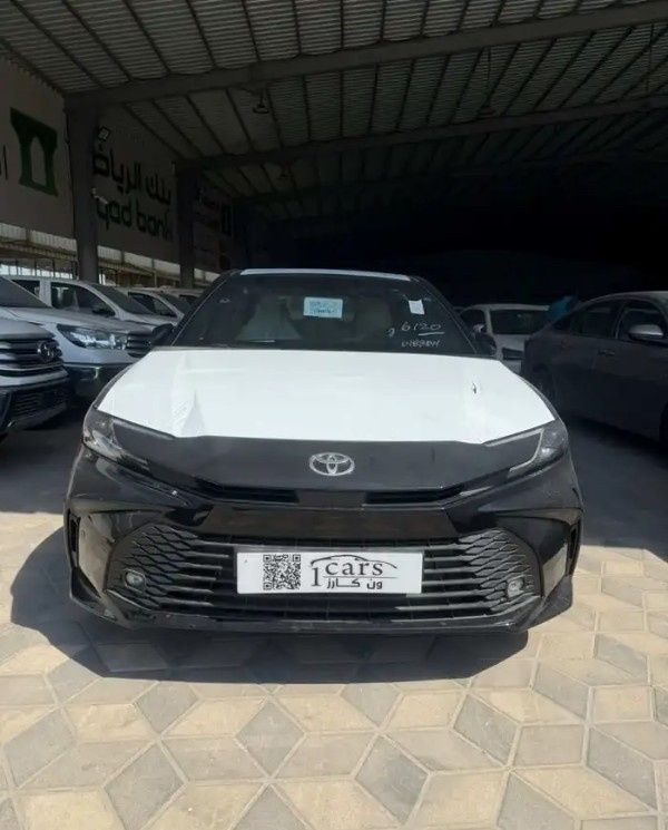 جديدة Toyota Camry التاسع (XV80)، 2.5 لتر، 2025 في المملكة العربية السعودية، الدمام من معرض ون كارز للسيارات One Cars، اللون أسود.  | AUTO.AE | إعلان #295276 — صورة 2 من 11