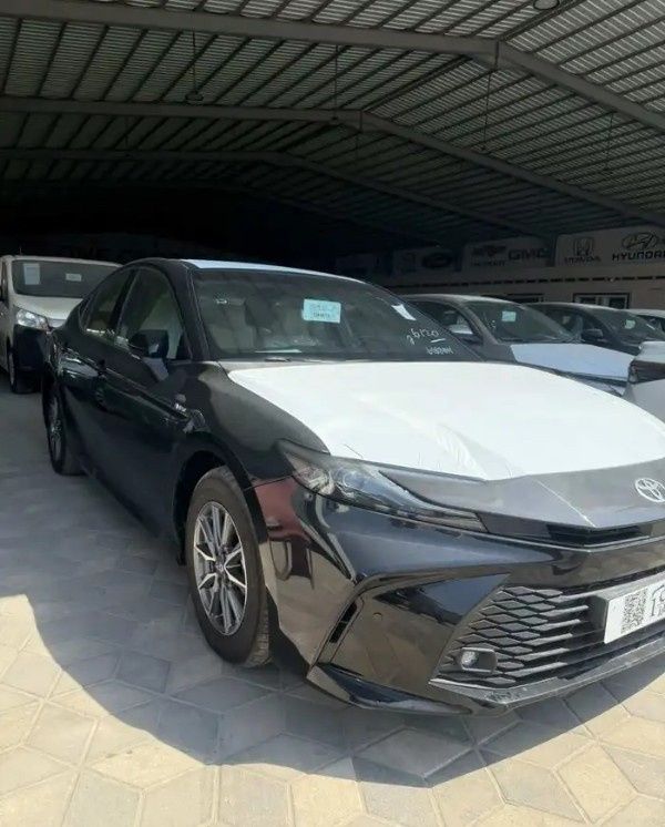 جديدة Toyota Camry التاسع (XV80)، 2.5 لتر، 2025 في المملكة العربية السعودية، الدمام من معرض ون كارز للسيارات One Cars، اللون أسود.  | AUTO.AE | إعلان #295276 — صورة 3 من 11