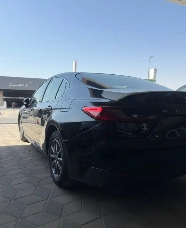 جديدة Toyota Camry التاسع (XV80)، 2.5 لتر، 2025 في المملكة العربية السعودية، الدمام من معرض ون كارز للسيارات One Cars، اللون أسود.  | AUTO.AE | إعلان #295276 — صورة 4 من 11
