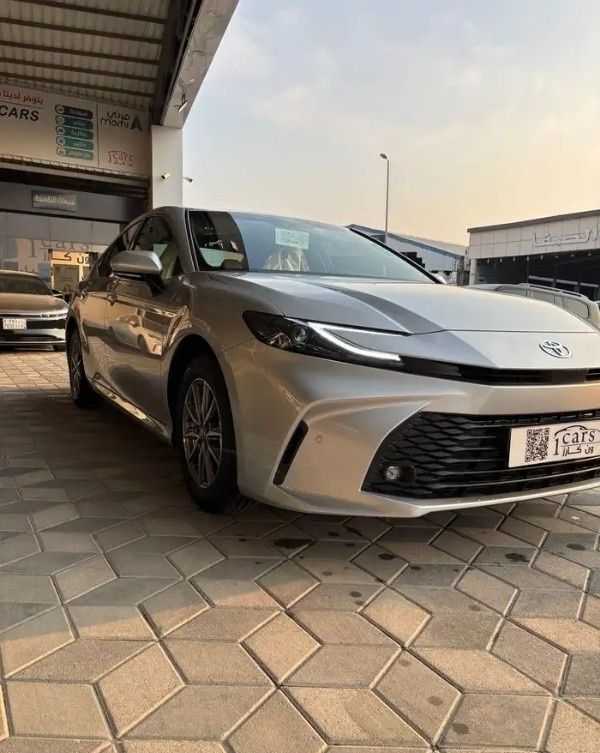 Новый ⁦Toyota Camry IX (XV80), 2.5 л, 2026⁩ в Саудовская Аравия, Даммам от معرض ون كارز للسيارات One Cars Серебристый цвет.  | AUTO.AE | Объявление #295292