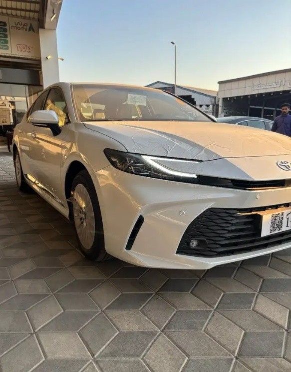 Новый ⁦Toyota Camry IX (XV80), 2.5 л, 2025⁩ в Саудовская Аравия, Даммам от معرض ون كارز للسيارات One Cars Белый цвет.  | AUTO.AE | Объявление #295298
