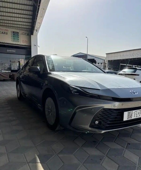 Новый Toyota Camry IX (XV80), 2.5 л, 2026 в Саудовская Аравия, Даммам от معرض ون كارز للسيارات One Cars Серый цвет.  | AUTO.AE | Объявление #295299