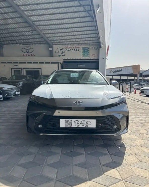 Новый Toyota Camry IX (XV80), 2.5 л, 2026 в Саудовская Аравия, Даммам от معرض ون كارز للسيارات One Cars Серый цвет.  | AUTO.AE | Объявление #295299 — фото 2 из 9