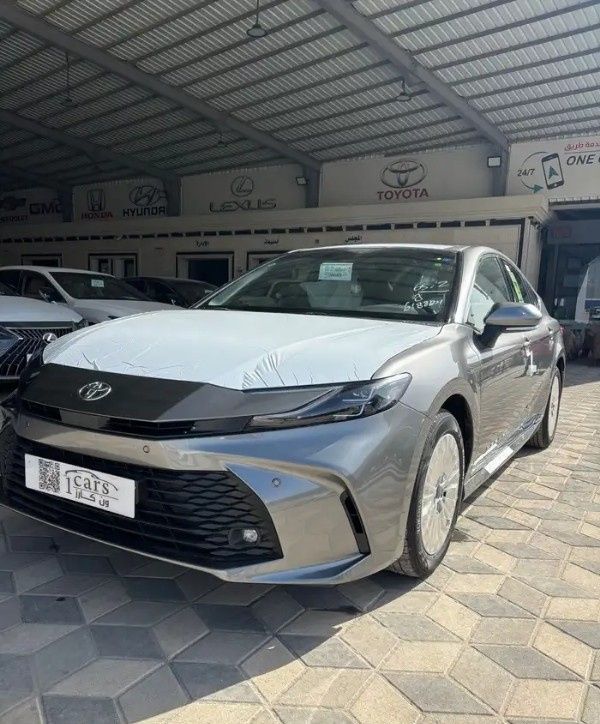 Новый Toyota Camry IX (XV80), 2.5 л, 2026 в Саудовская Аравия, Даммам от معرض ون كارز للسيارات One Cars Серый цвет.  | AUTO.AE | Объявление #295299 — фото 3 из 9