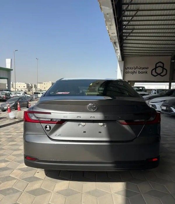 Новый Toyota Camry IX (XV80), 2.5 л, 2026 в Саудовская Аравия, Даммам от معرض ون كارز للسيارات One Cars Серый цвет.  | AUTO.AE | Объявление #295299 — фото 4 из 9