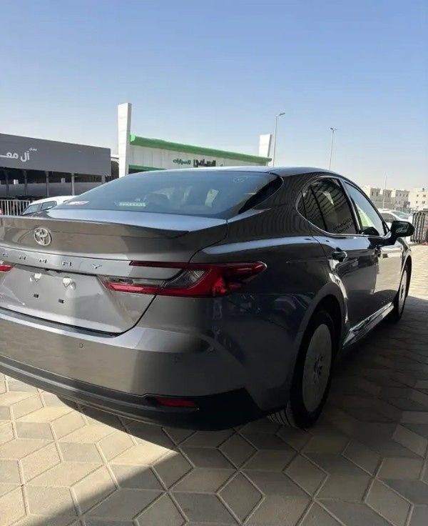 Новый Toyota Camry IX (XV80), 2.5 л, 2026 в Саудовская Аравия, Даммам от معرض ون كارز للسيارات One Cars Серый цвет.  | AUTO.AE | Объявление #295299 — фото 5 из 9
