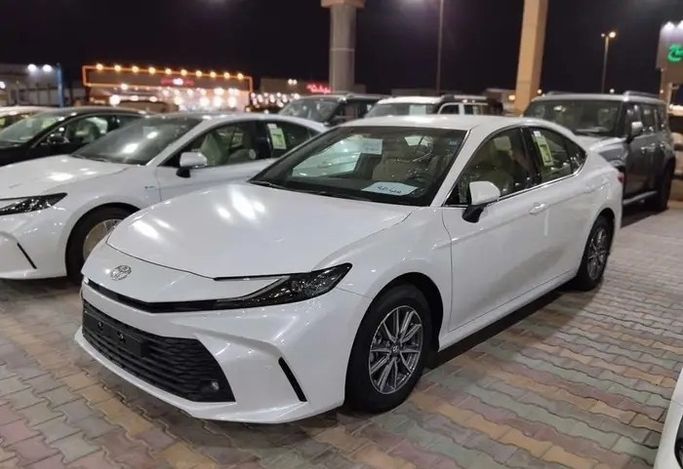 Новый Toyota Camry IX (XV80), 2.5 л, 2026 в Саудовская Аравия, Даммам от معرض مركبة العز Белый цвет.  | AUTO.AE | Объявление #295836