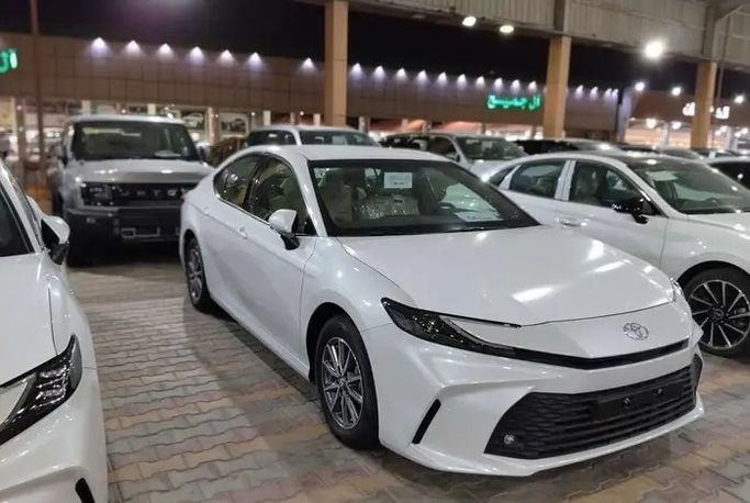 Новый Toyota Camry IX (XV80), 2.5 л, 2026 в Саудовская Аравия, Даммам от معرض مركبة العز Белый цвет.  | AUTO.AE | Объявление #295836 — фото 2 из 10