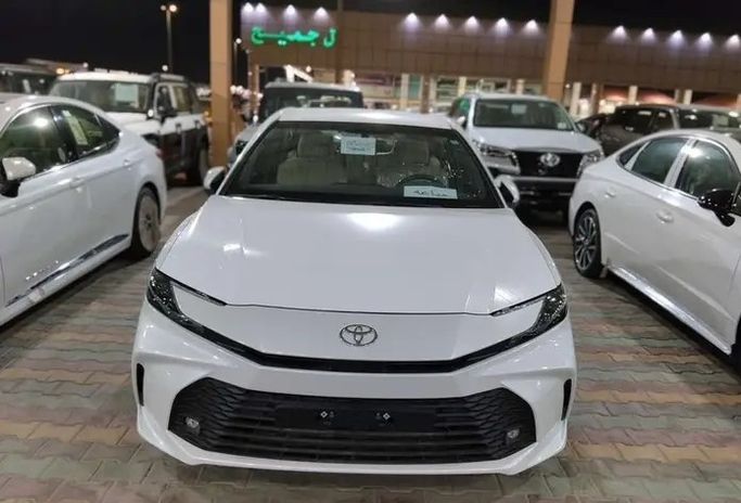 Новый Toyota Camry IX (XV80), 2.5 л, 2026 в Саудовская Аравия, Даммам от معرض مركبة العز Белый цвет.  | AUTO.AE | Объявление #295836 — фото 3 из 10