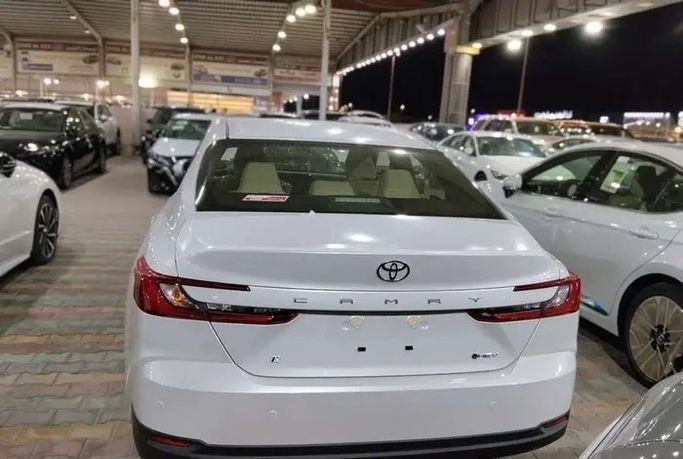 Новый Toyota Camry IX (XV80), 2.5 л, 2026 в Саудовская Аравия, Даммам от معرض مركبة العز Белый цвет.  | AUTO.AE | Объявление #295836 — фото 4 из 10